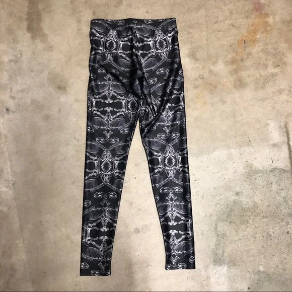 Blackmilk Black and White Patterned Leggings - Picture 5 of 5